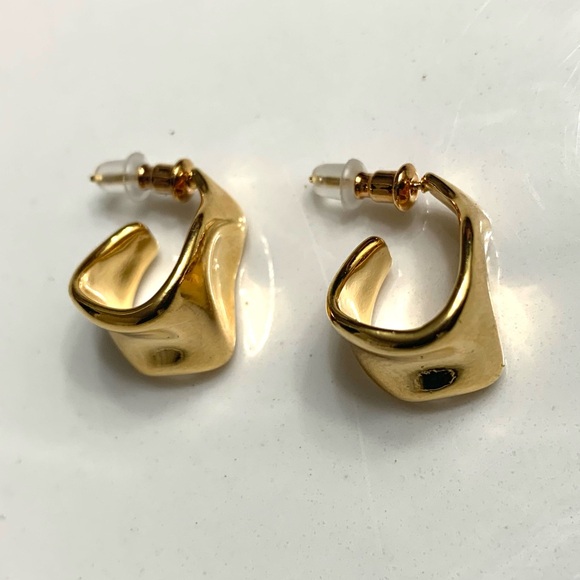 18k Gold Plated Billie Textured Chunky Earring - Picture 3 of 4